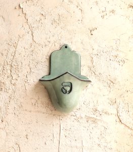 חמסה מחזיק נר בצבע ירוק פסטל