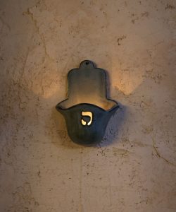 חמסה מחזיק נר בצבע כחול